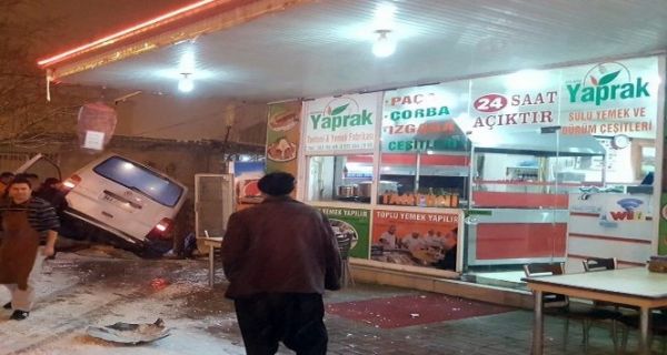 Karda virajı alamayan minibüs devrildi