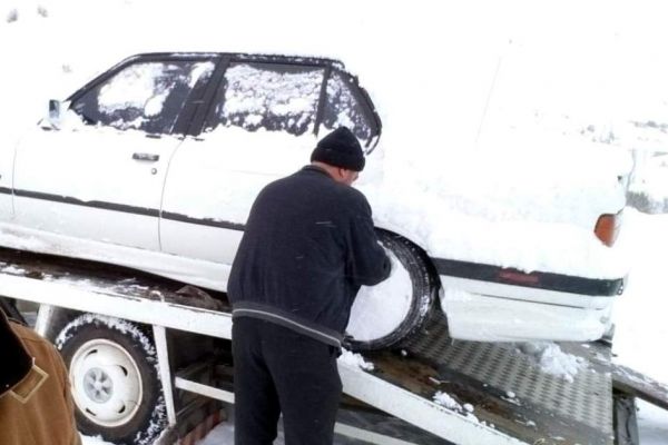 Karlı yolda mahsur kalan araçlar kurtarıldı
