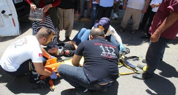 Karşıdan karşıya geçmek isteyen kadına otomobil çarptı