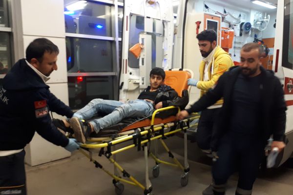 Kavga eden şahısları ayırmak isterken bıçaklandı: 1 yaralı