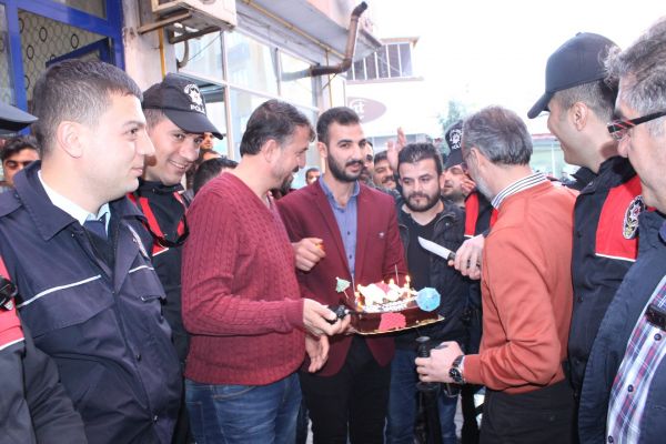 Kavga ihbarına giden polislere pasta sürprizi