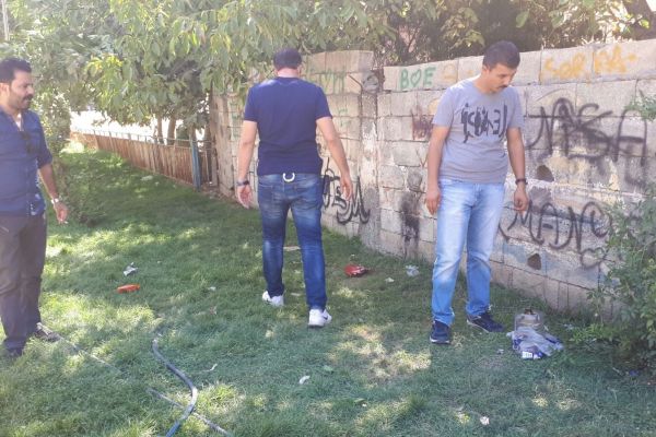 Kavgaya giden polisler uyuşturucu düzenekleriyle karşılaştı