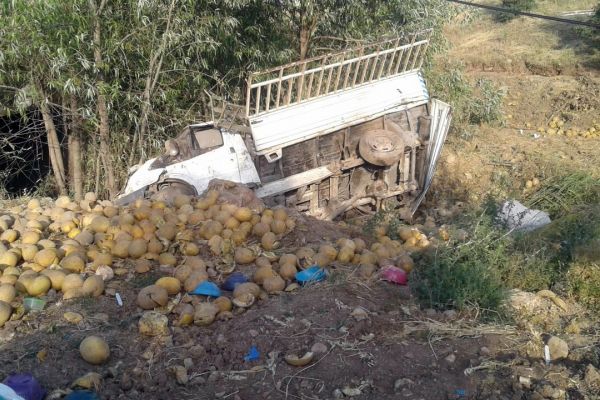 Kavun yüklü kamyonet tarlaya uçtu:1 yaralı