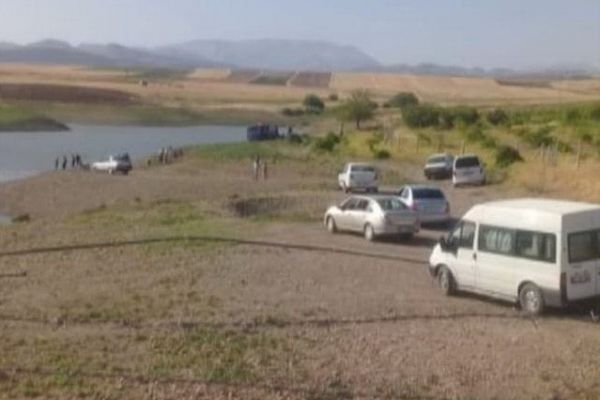 Kayan traktör gölete düştü