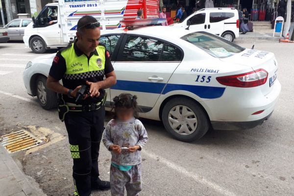 Kaybolan çocuğu trafik polisi buldu