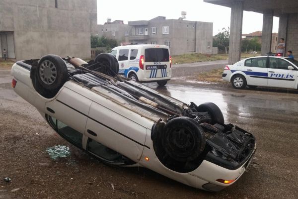 Kayganlaşan Yolda Otomobil Takla Attı