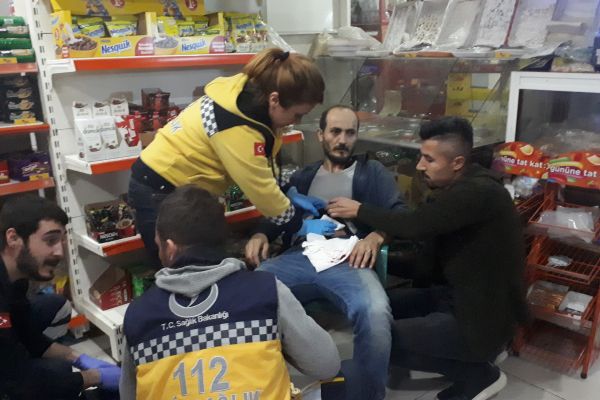 Kayınbiraderi tarafından defalarca bıçaklanan şahıs markete sığındı