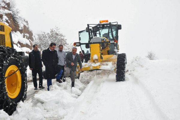 Kaymakam Ekşi yol açma çalışmalarını yerinde inceledi