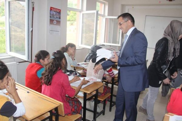 Kaymakam Sağ, Öğrencilere Kitap Dağıttı