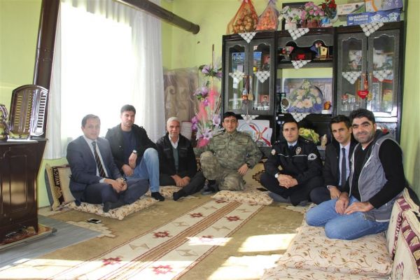 Kaymakam Sağ, Yaralı Askeri Ziyaret Etti