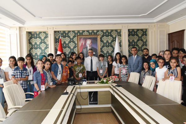 Kayserili öğrenciler Vali Aykut Pekmez ile bir araya geldi