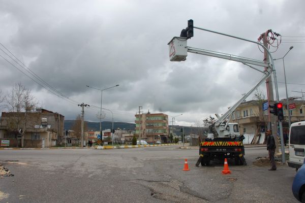 KAZA KAVŞAĞINA TRAFİK LAMBALARI TAKILDI