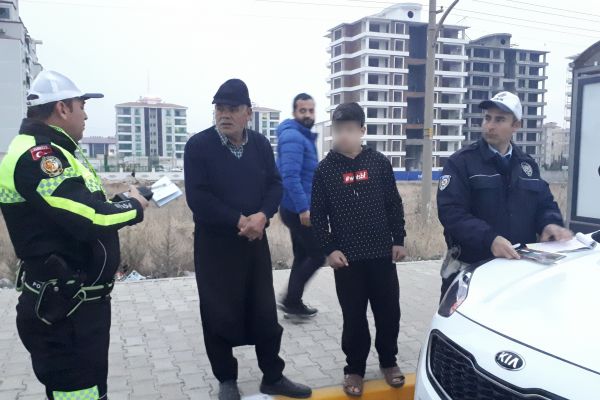 Kaza tehlikesi atlatan polislere çocuk sürücü şoku