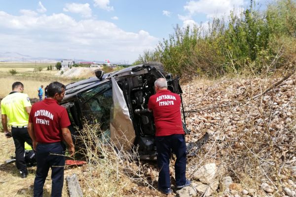 Kaza yapan araçtan fırlayan kadın öldü