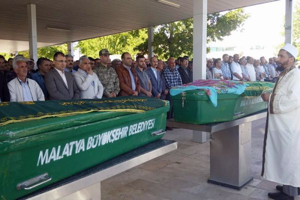 Kazada hayatını kaybeden aile Malatya'da toprağa verildi