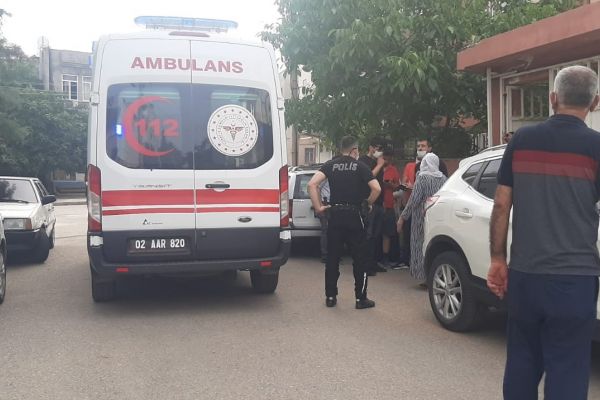 Kendi kendini bıçaklayarak yaraladı