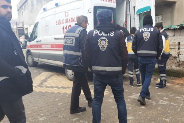 Kendisine zarar veren genç kız hastaneye kaldırıldı