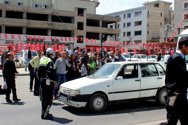 Kendisini takip eden araçtan kaçarken yayaya çarptı