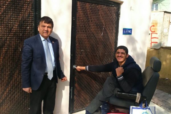 Kilitli olan engelli tuvaletine tepki
