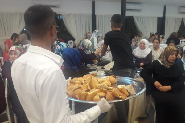 Kına töreninde tatlı yerine çiğköfte dağıtıldı