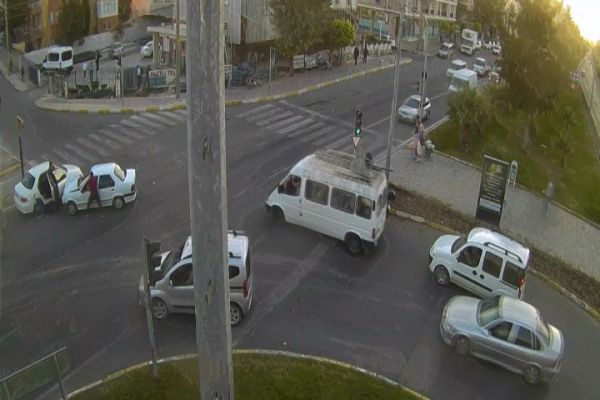 Kırmızı ışık ihlali yapan sürücüyü yumrukladı