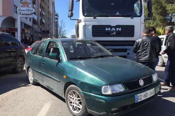 Kırmızı Işıkta Bekleyen Otomobile Tır Çarptı