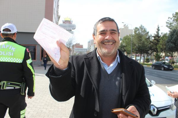 Kırmızı ışıkta geçen sürücü trafik cezasına sevindi