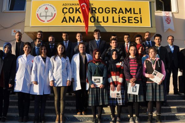 Kitap Okuyan Öğrencilere Tablet