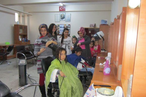 Kız Öğrencilerin Saç Kesimi Ve Bakımı Yapılıyor