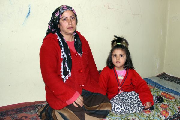 Kızıyla birlikte yaşam savaşı veren kadın yardım bekliyor