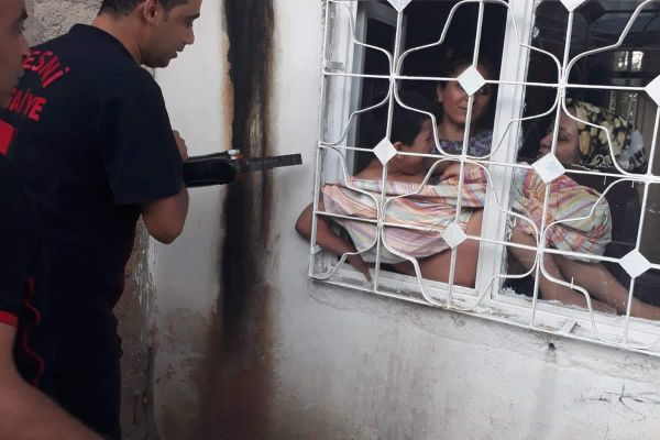 Kolunu demir korkuluklara sıkıştıran çocuk kurtarıldı