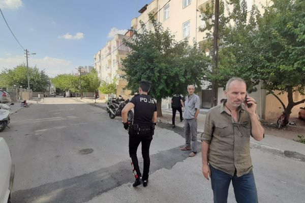 Komşu kavgasını polisler ayırdı