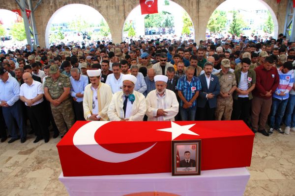 Komutan, şehidin babasının gözyaşı ve terini sildi