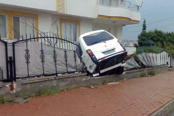 Kontrolden çıkan midibüs bahçe duvarında asılı kaldı