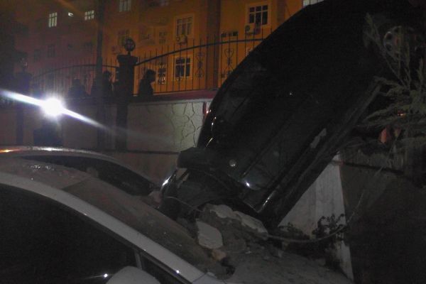 Kontrolden çıkan otomobil bahçe duvarını yıkıp otomobillerin üzerine düştü