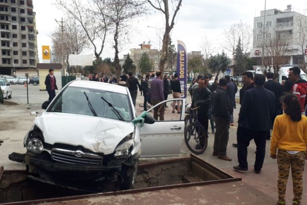 Kontrolden çıkan otomobil dehşet saçtı: 2 yaralı