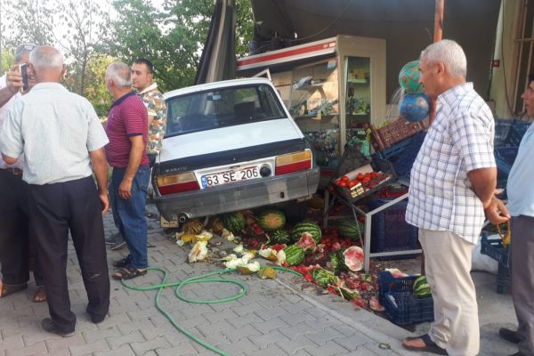 Kontrolden çıkan otomobil markete daldı
