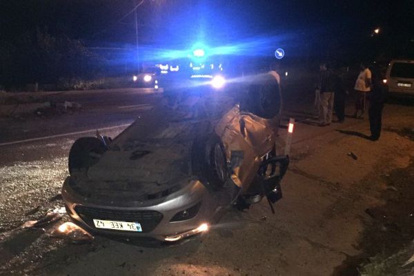 Köpeğe çarpan otomobildeki 2 kişi ağır yaralandı
