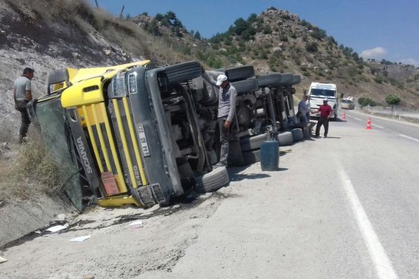 Köpeğe çarpmak istemeyen sürücü tırı devirdi: 1 yaralı