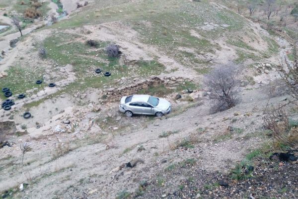 Köpeğe çarpmamak için şarampole uçtu, yara almadan kurtuldu