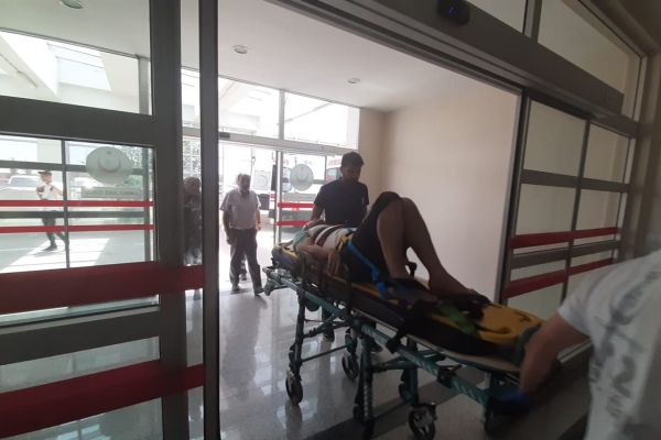 Köpekten kaçarken otomobilin altında kaldı