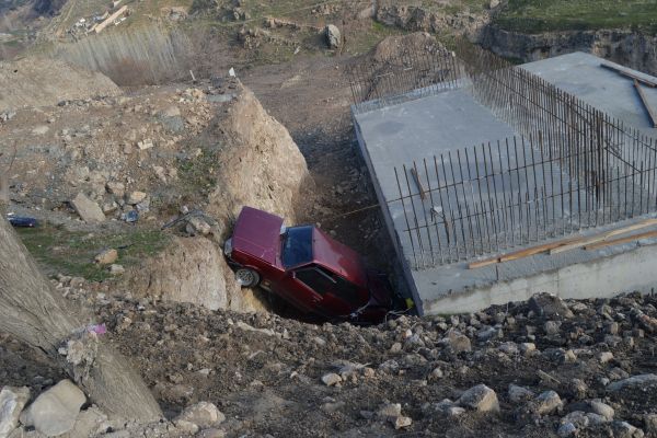 Köprü inşaatına uçtular: 2 yaralı