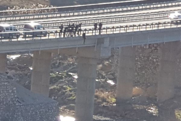 Köprüden atlamak isteyen şahsı polis kurtardı