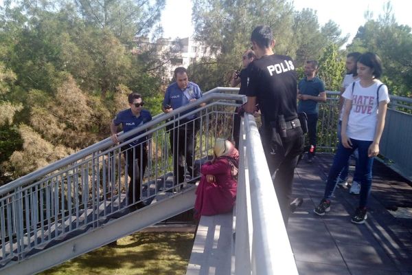 Korkuluklarda oturan kadın ekipleri harekete geçirdi