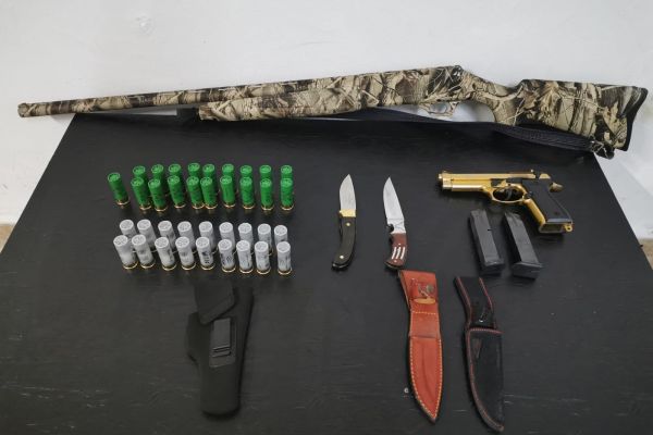 Kovalamaca sonucu yakalanan araçta silahlar ve bıçaklar ele geçirildi