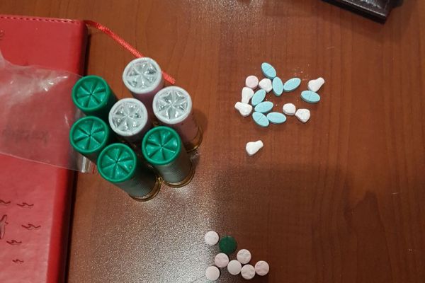 Kovalamaca sonucu yakalanan otomobilden silah ve uyuşturucu çıktı