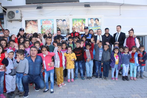 Köy okulu öğrencileri ilk defa sinema heyecanı yaşadı 