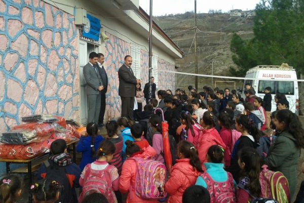 KÖY OKULU ÖĞRENCİLERİNE ANLAMLI YARDIM