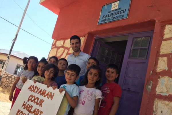 Köy okulu öğrencilerine kırtasiye yardımı