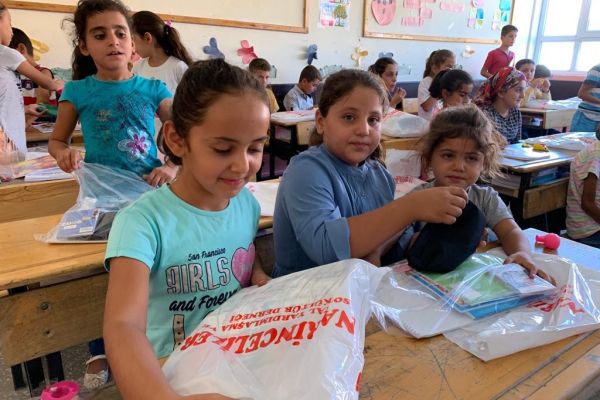 Köy okulu öğrencilerine kırtasiye yardımı yapıldı